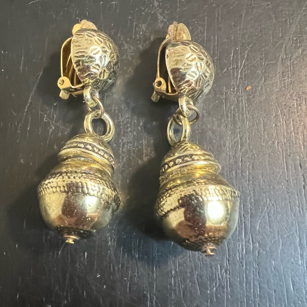 ONE PRE-OWNED PAIR OF 2-1/2” GOLDTONE DANGLE CLIP ON EARRINGS CTM1